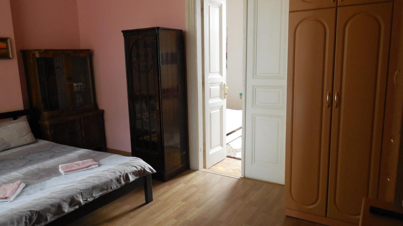 2 Room Apartment Near Opera House Lviv Ngoại thất bức ảnh