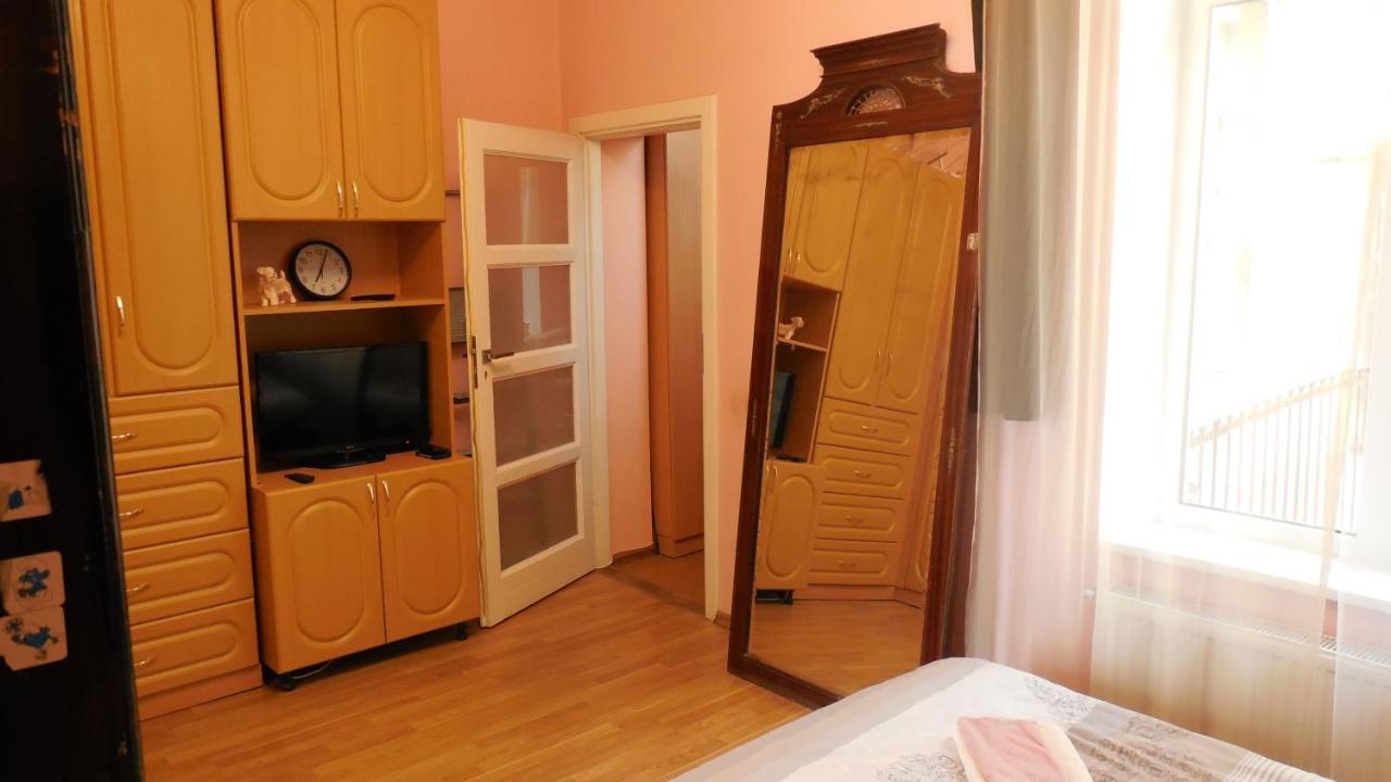 2 Room Apartment Near Opera House Lviv Ngoại thất bức ảnh